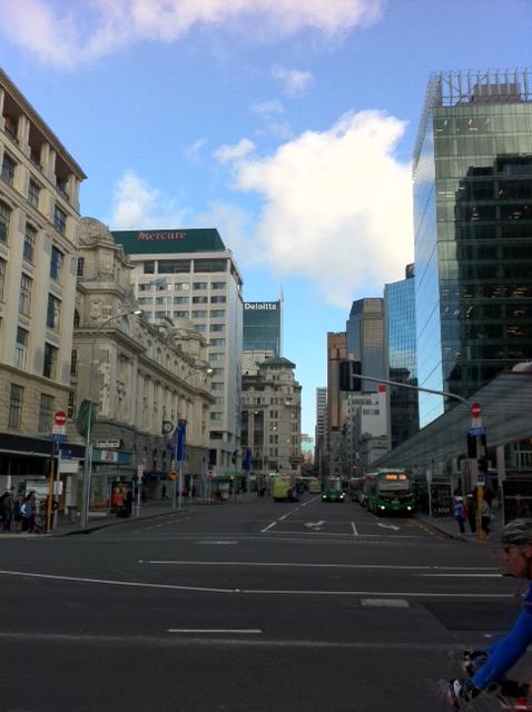 26 July 2011 à 16h03 - Les rues d'Auckland et ses immeubles: une grande ville bien différente du reste du pays.